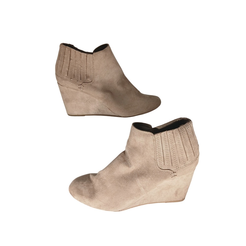 Dolcetta Kimmy Wedge‎ Ankle Boots 8.5 Taupe Faux Suede Boho Minimalist Chic